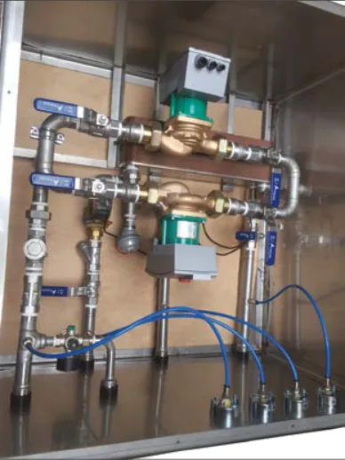 Chiller ile üniteler arasında devre ayırma cihazı: kabin içinde vanalar, pompa ve bağlantılar