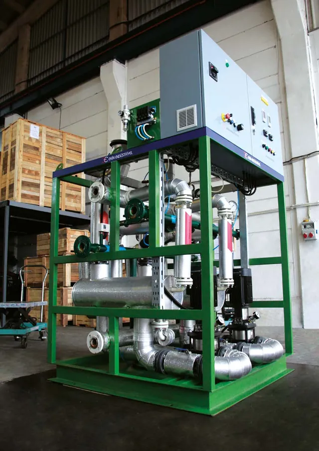 Yeşil çelik şase üzerinde MIT paket sistem: üstte iki kapaklı kontrol panosu ve butonlar, altta izoleli borular, flanşlı bağlantılar ve dikey pompalar